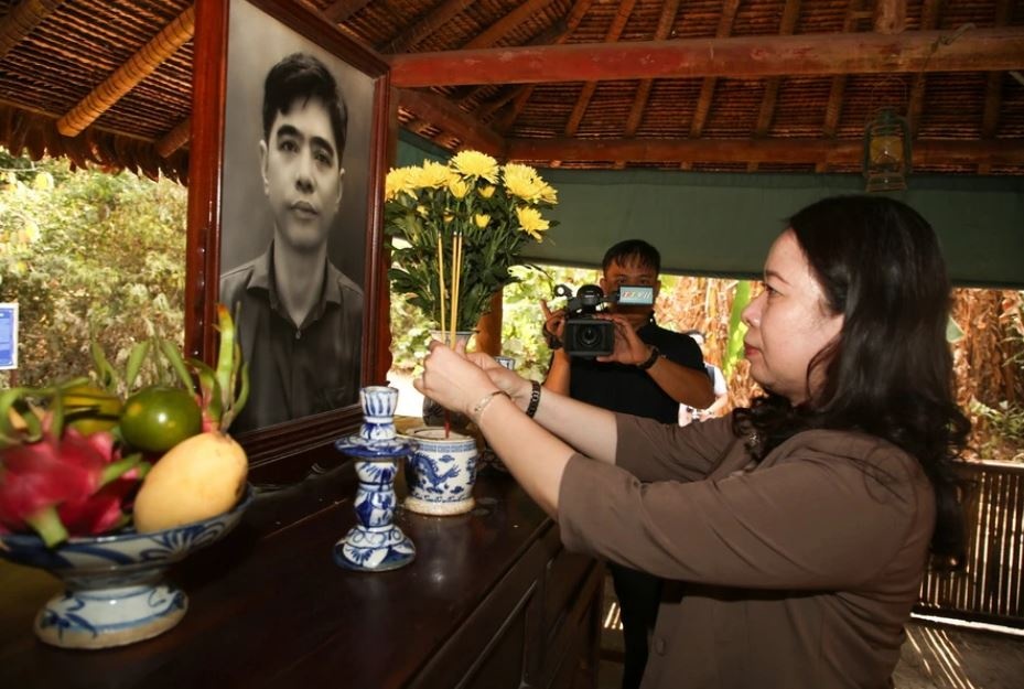 Quyen Chu tich nuoc tham Can cu Trung uong Cuc mien Nam hinh anh