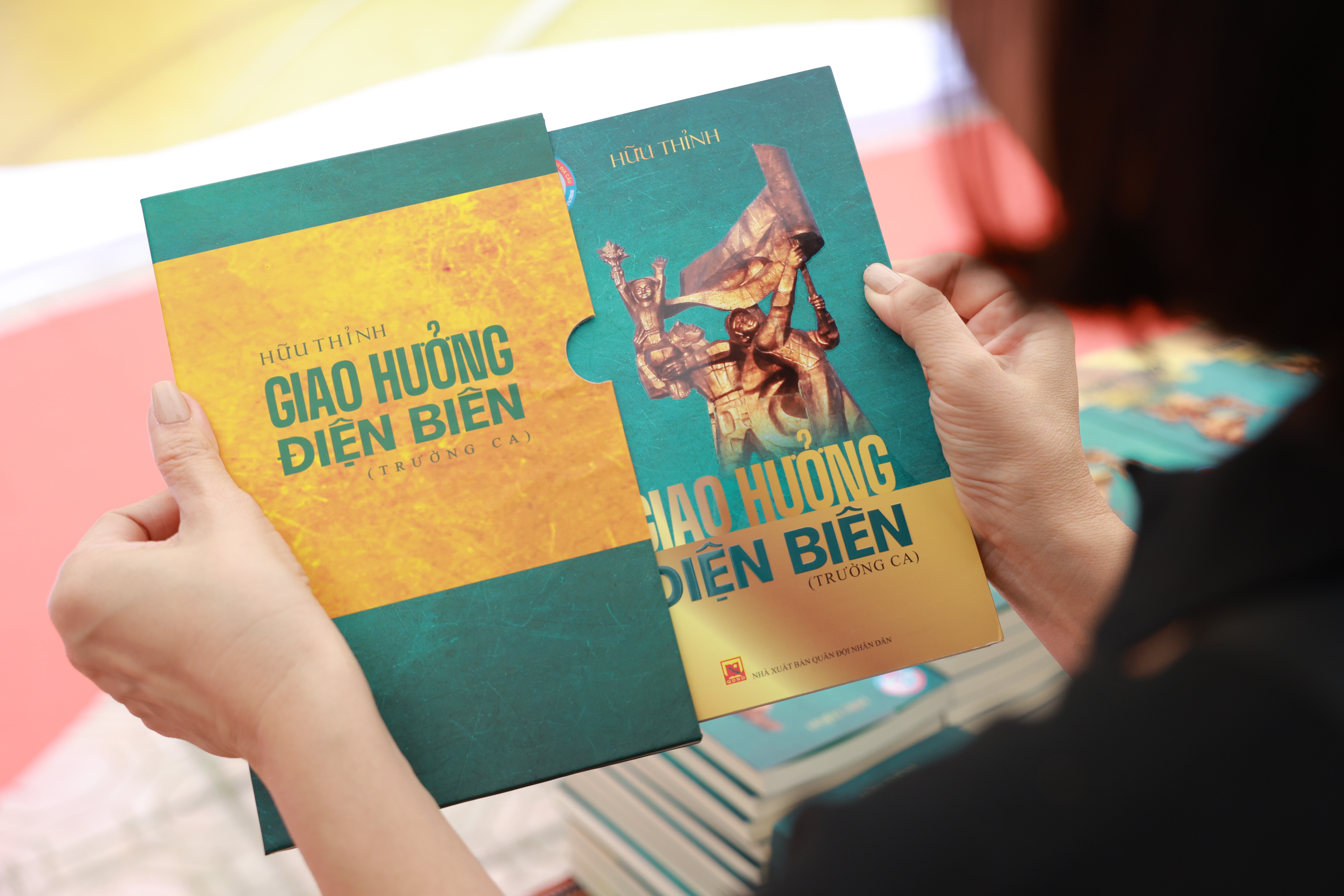 NSUT Kieu Minh Hieu doc mot chuong trong truong ca 'Giao huong Dien Bien' hinh anh