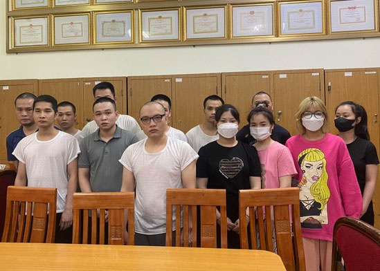 Cong an Ha Noi bat doi tuong quan ly duong day 300 gai mai dam hinh anh