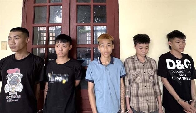 Bat qua tang 7 thanh nien dang 'phe' ma tuy o bo song hinh anh