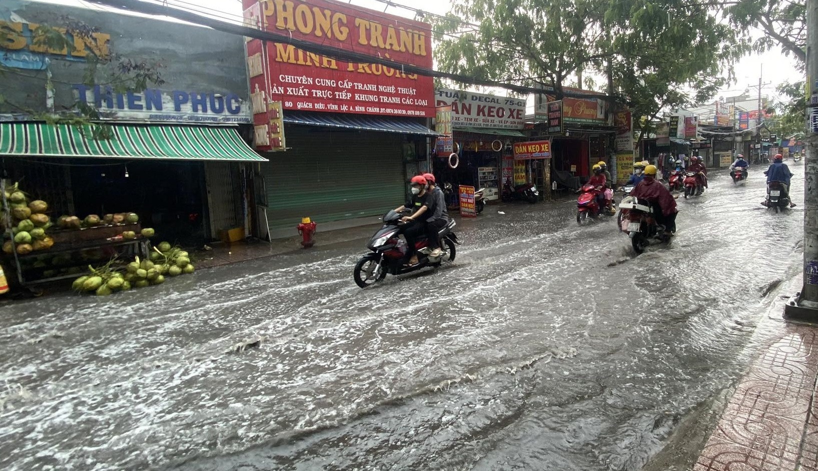 TP.HCM don tran mua lon nhat tu dau nam, nhieu tuyen duong ngap hinh anh