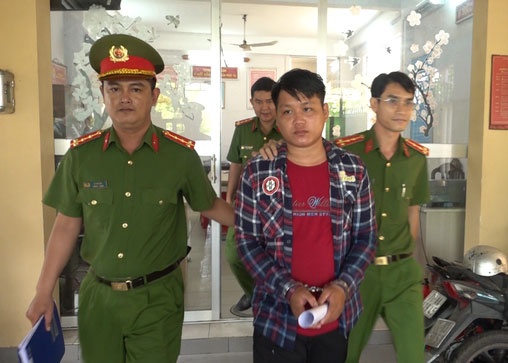 Bat doi tuong dua dao, canh cua cho ban danh ghen hinh anh
