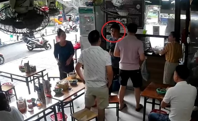 Nguoi dan ong bi khach cung ban an dam trong thuong hinh anh