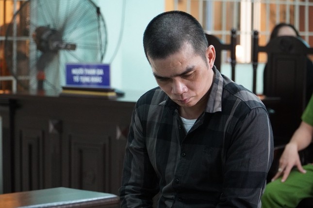 Me va nguoi tinh cung hanh ha con trai 3 tuoi hinh anh