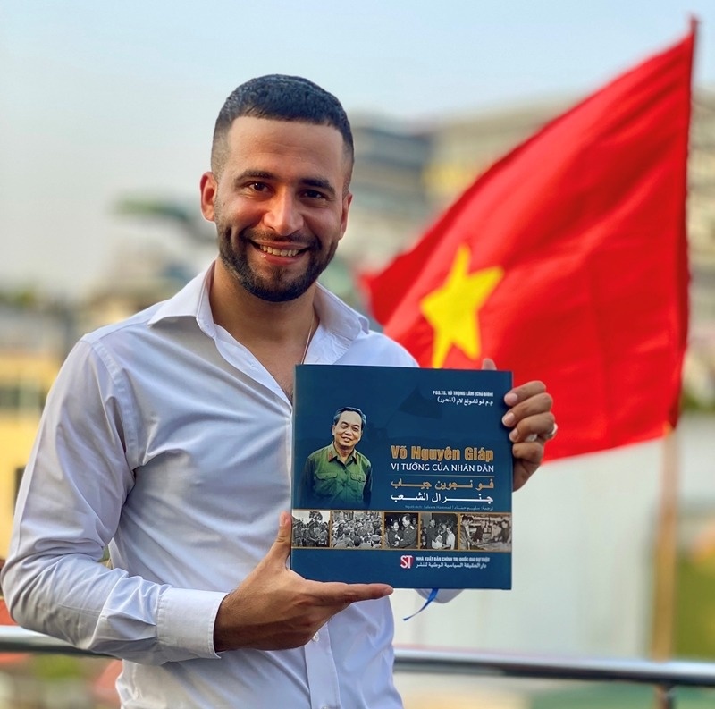 'Toi dich cuon sach ve Dai tuong Vo Nguyen Giap bang ca trai tim minh' hinh anh