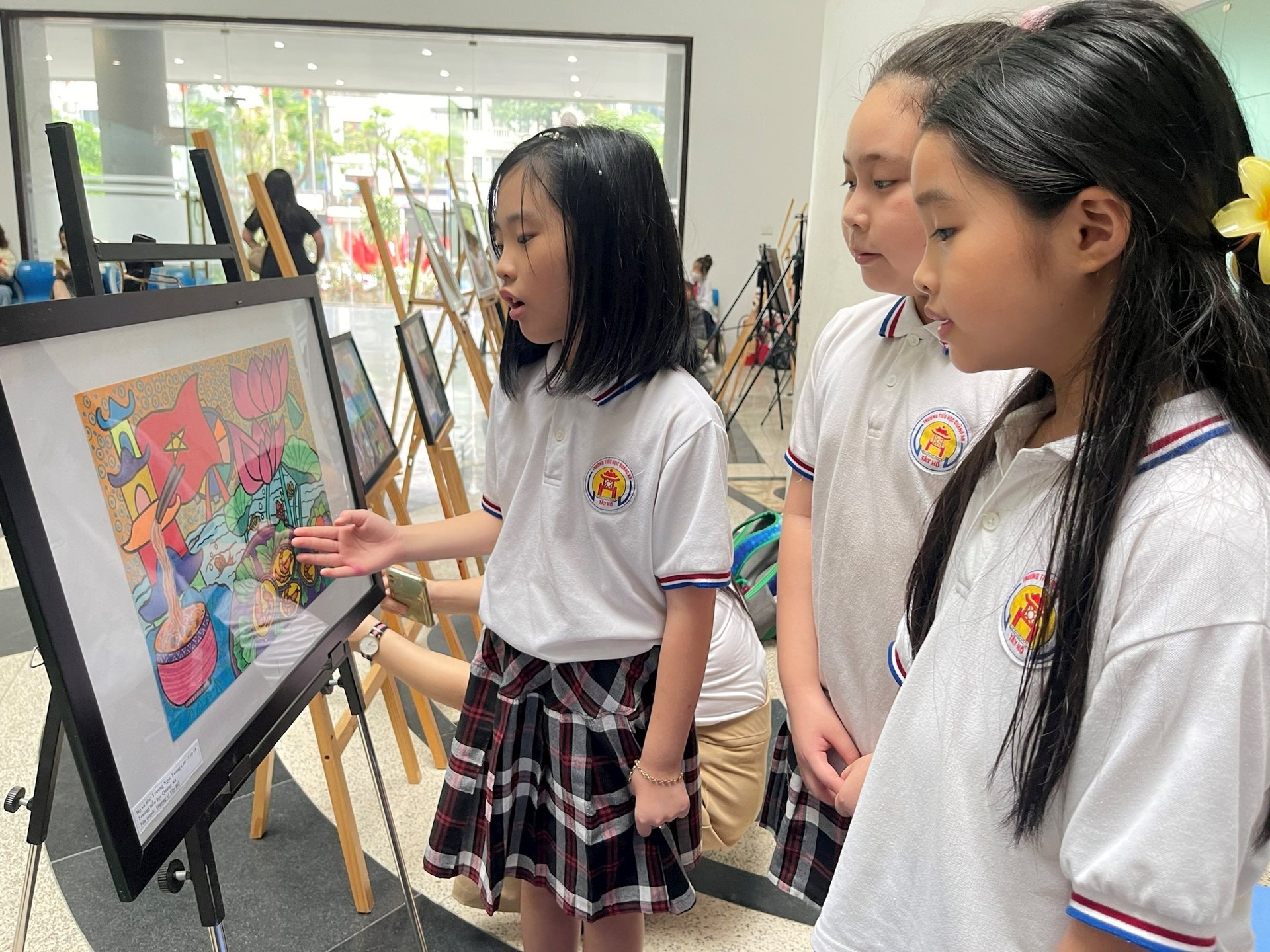 Thi xep sach nghe thuat huong ung Ngay Sach va van hoa doc hinh anh