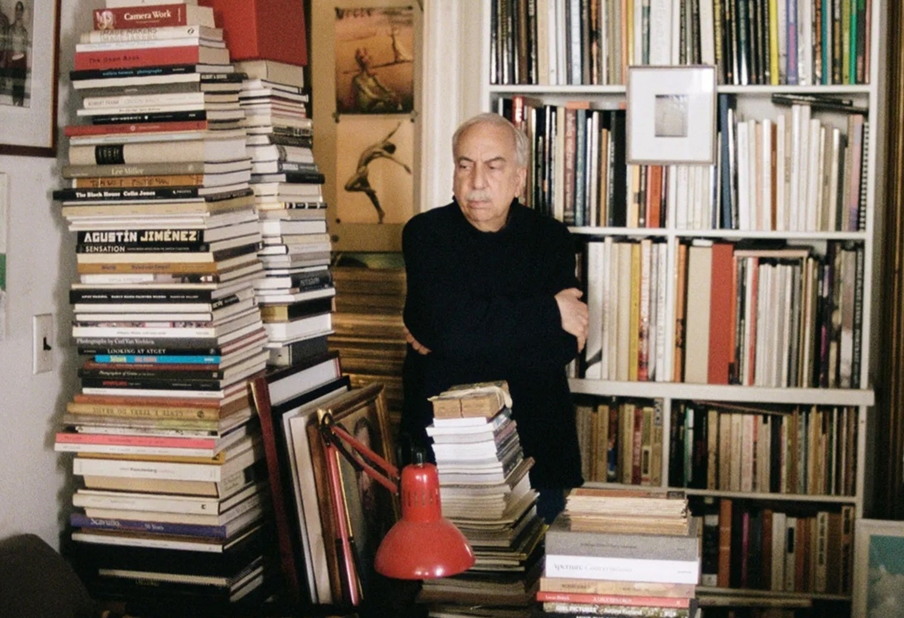 Nha phe binh nhiep anh song chung voi 10.000 quyen sach hinh anh