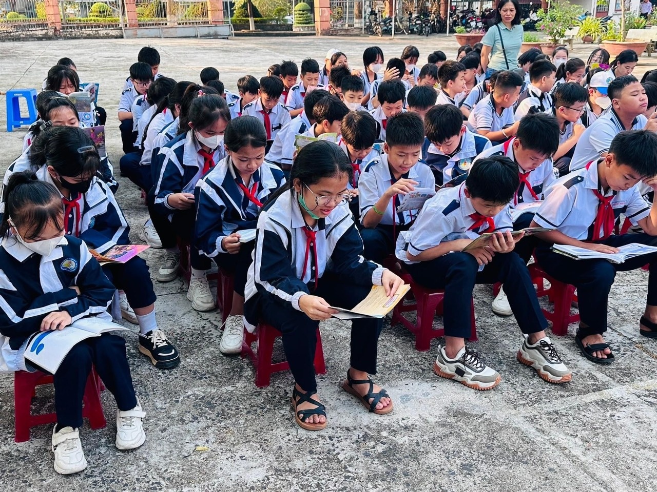 Doc sach trong thoi dai cong nghe so hinh anh