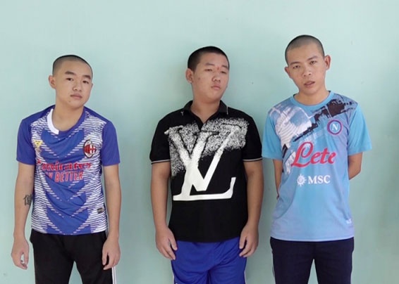 Bat giu nhom doi tuong dan canh danh ghen de cuop tai san hinh anh