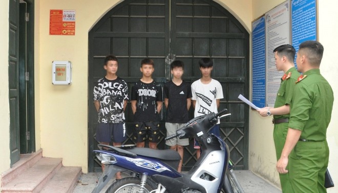 Nhom doi tuong dung hung khi, chan duong lay xe may hinh anh