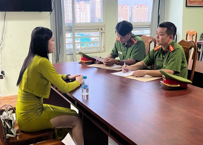 De nghi truy to cuu tiep vien hang khong moi gioi ban dam hinh anh