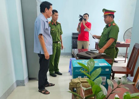 Bat giam them mot pho chu tich TP Long Xuyen trong vu giam doc tu tu hinh anh