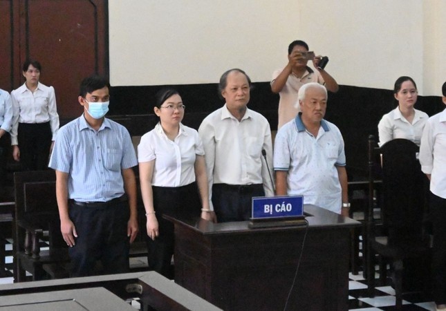 Cuu giam doc CDC Tien Giang cung thuoc cap hau toa vi nhan hon 2 ty hinh anh