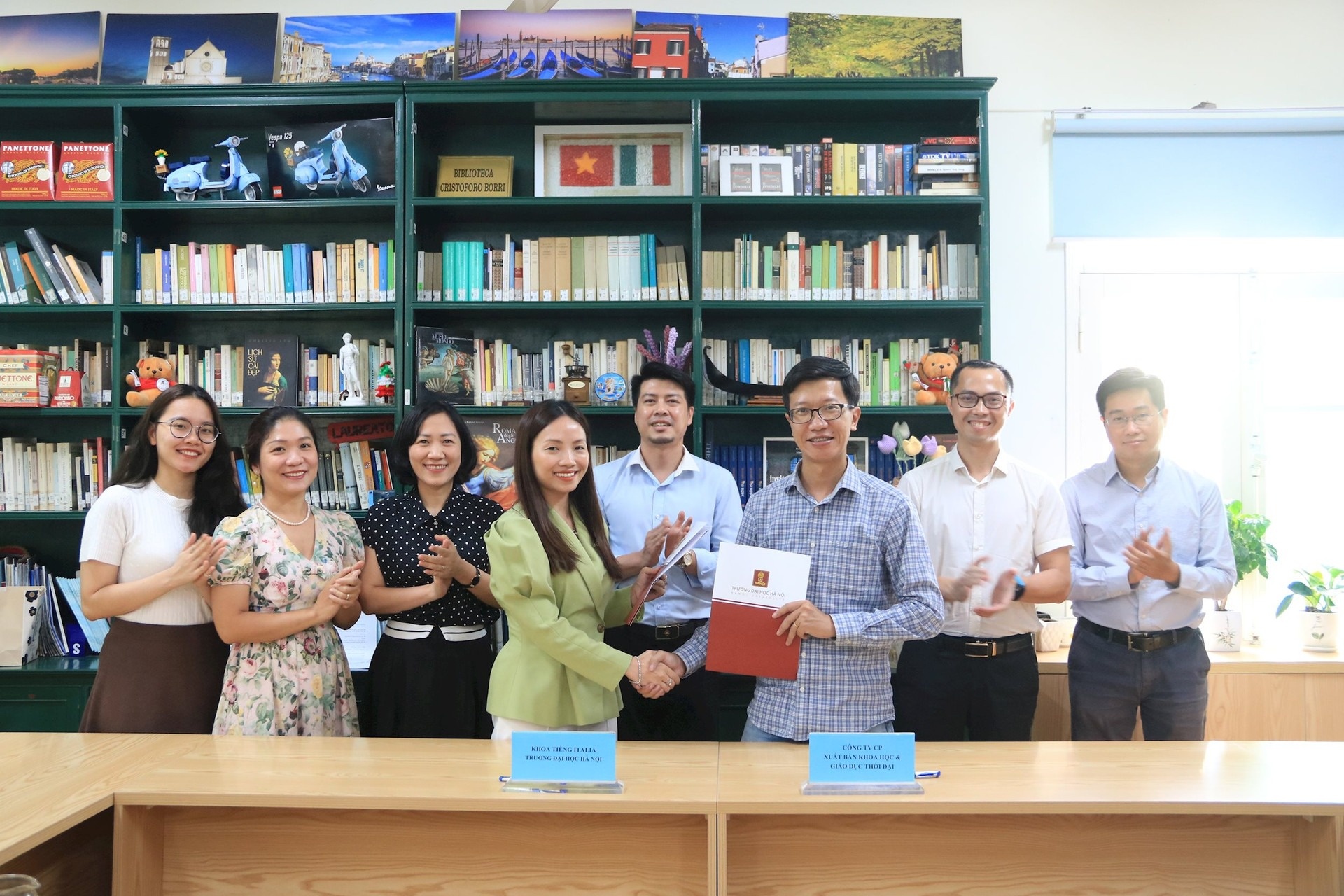 Hop tac xuat ban mot so dau sach tieng Italy hinh anh