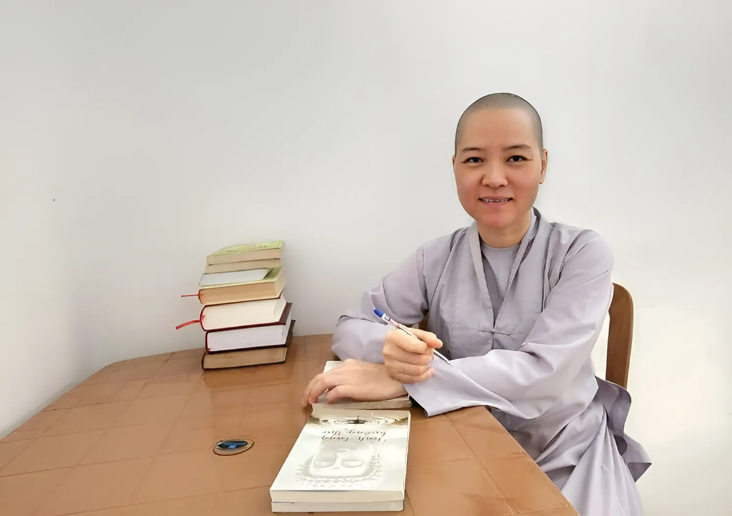 Moi duyen viet sach cua su co dang du hoc tai Sri Lanka hinh anh