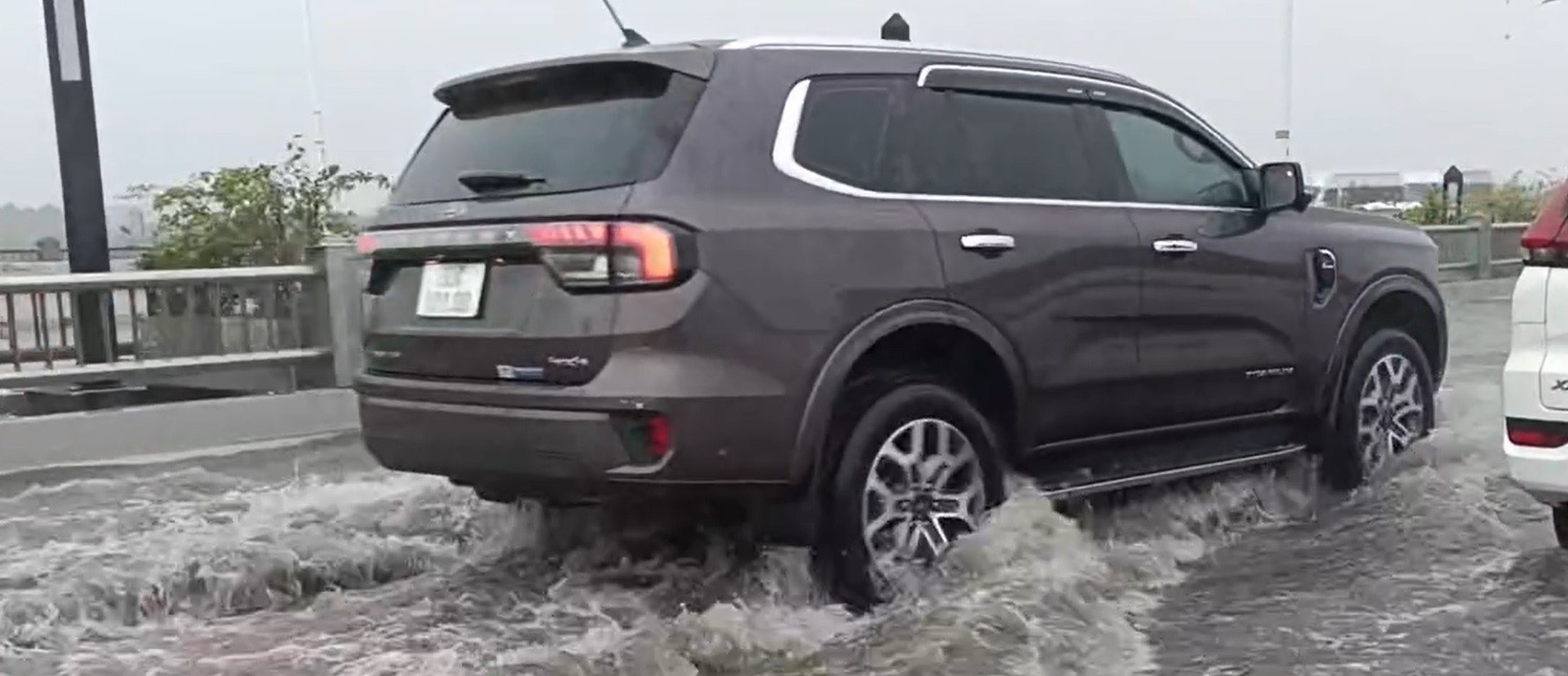 Nguoi Ha Noi ‘boi’ tren cau Vinh Tuy trong con mua gio tan tam hinh anh