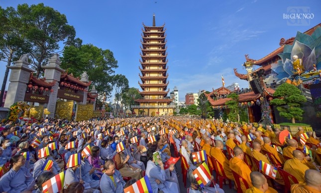 Phat giao TP.HCM trang nghiem kinh mung Dai le Phat dan hinh anh