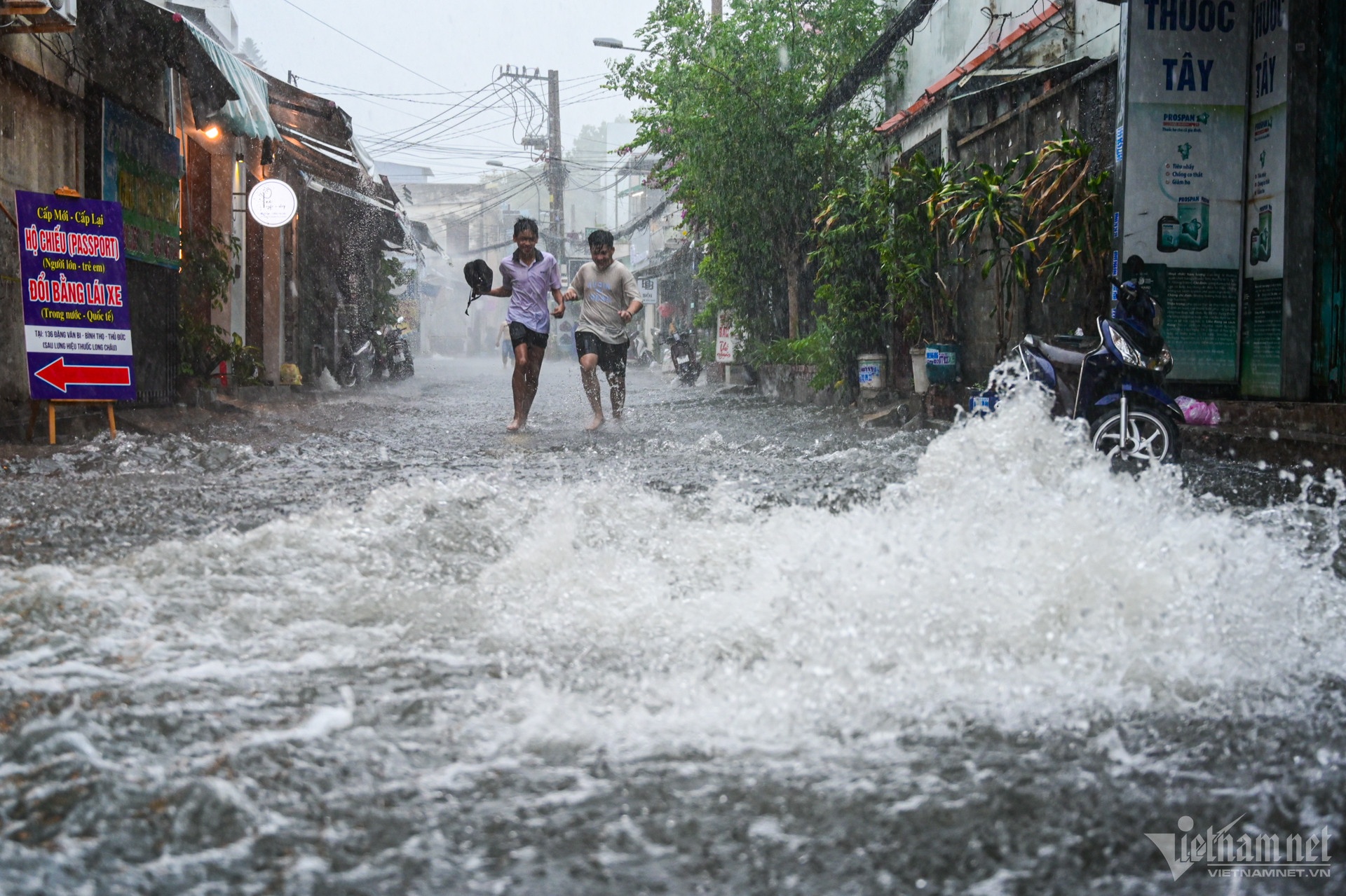 TP.HCM mua ngap anh 1