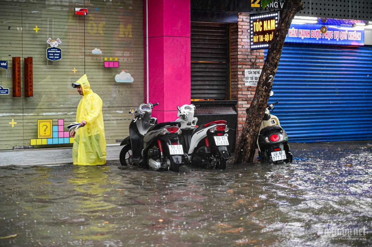 TP.HCM mua ngap anh 7