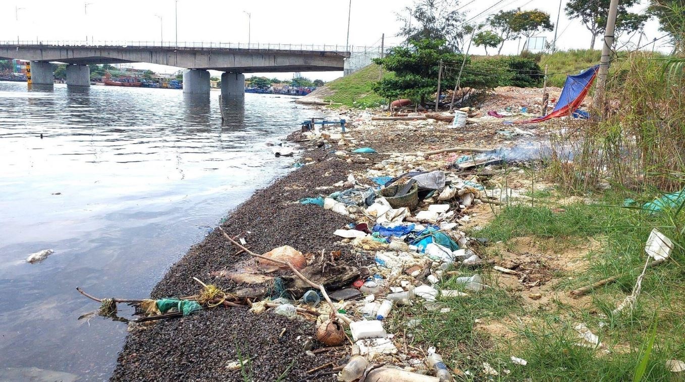 Rac thai nhua, xa ban bua vay vinh Da Nang hinh anh