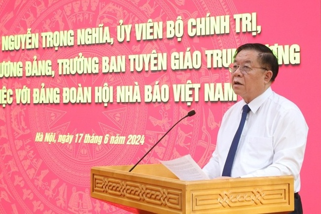 Chu trong cong tac giao duc chinh tri, tu tuong doi voi nguoi lam bao hinh anh