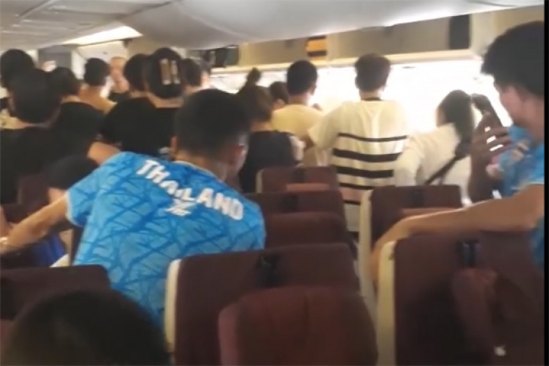 Hanh khach ngat tho khi mac ket 3 gio tren may bay hong may lanh hinh anh