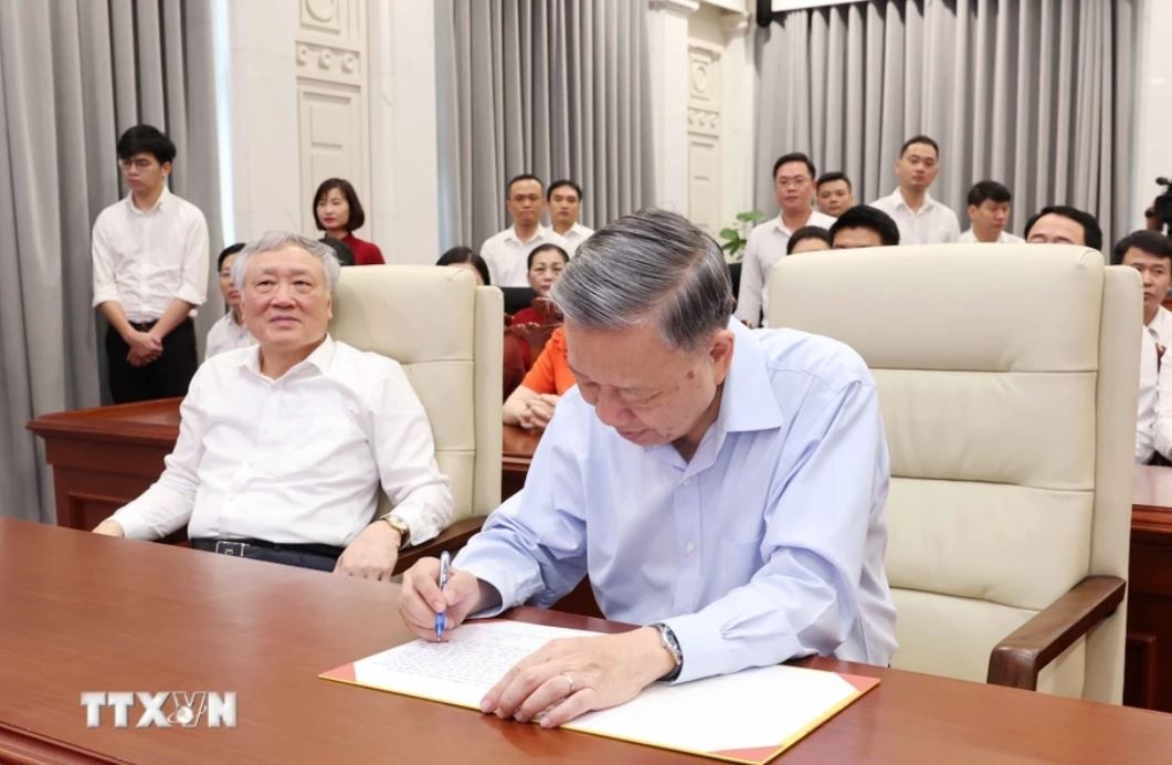 Chu tich nuoc To Lam anh 7