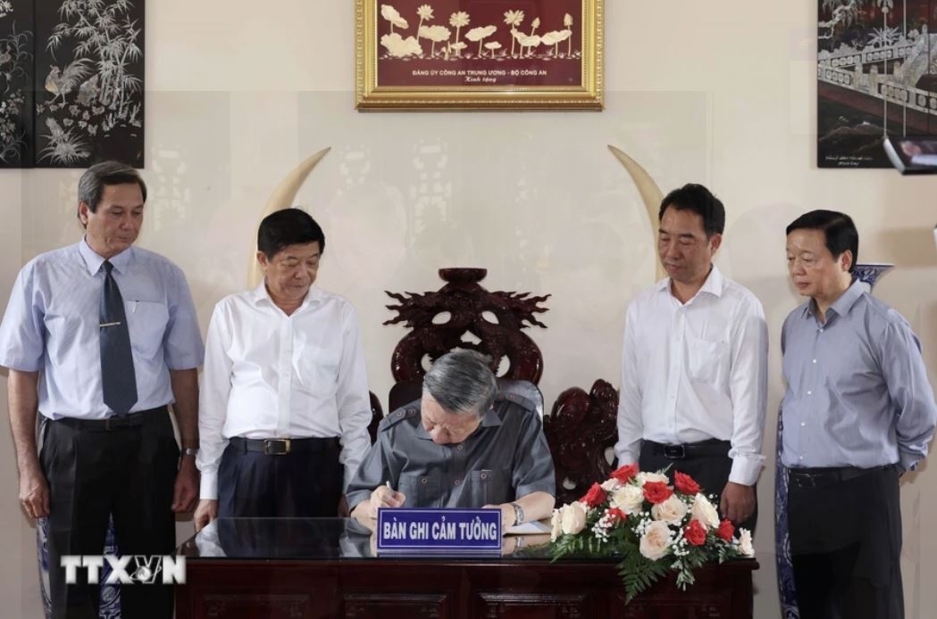 Chu tich nuoc To Lam anh 3