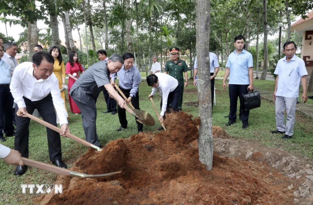 Chu tich nuoc To Lam anh 4