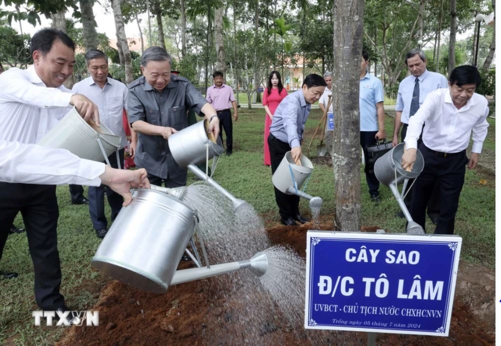 Chu tich nuoc To Lam anh 5