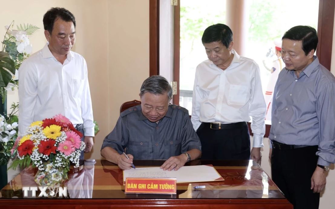 Chu tich nuoc To Lam anh 8