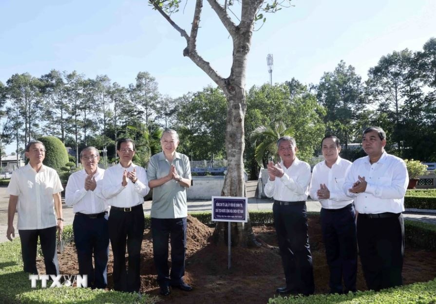 Chu tich nuoc To Lam anh 10