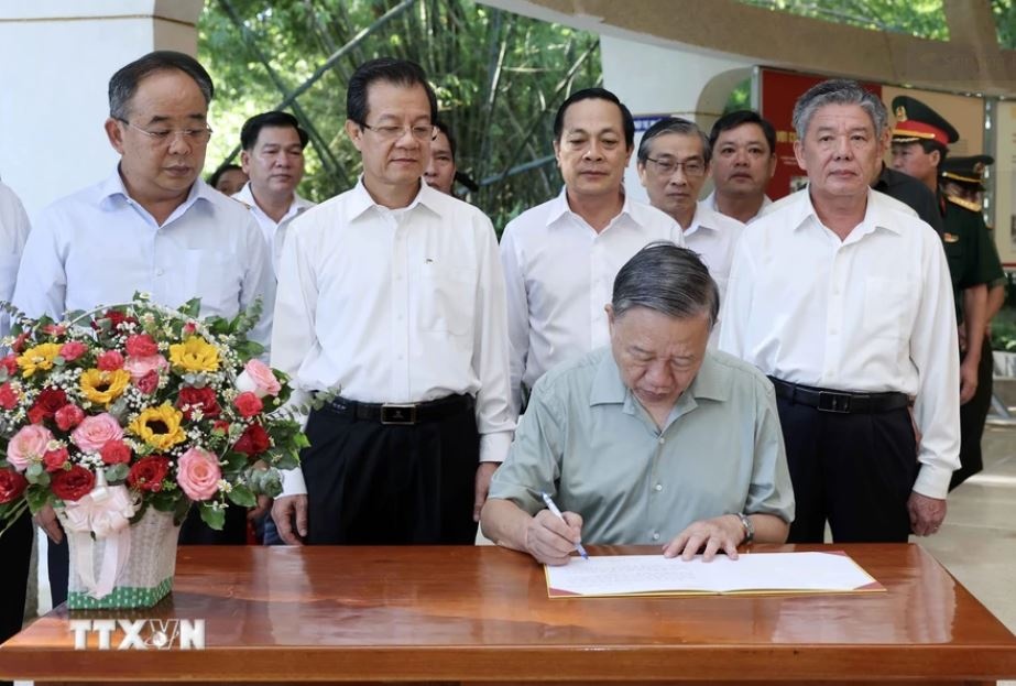 Chu tich nuoc To Lam anh 6