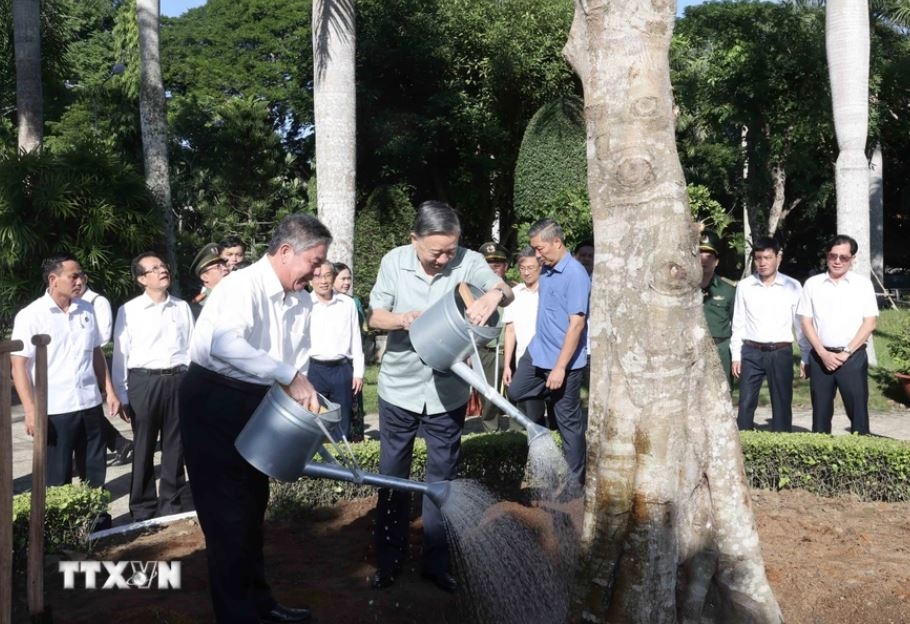 Chu tich nuoc To Lam anh 9