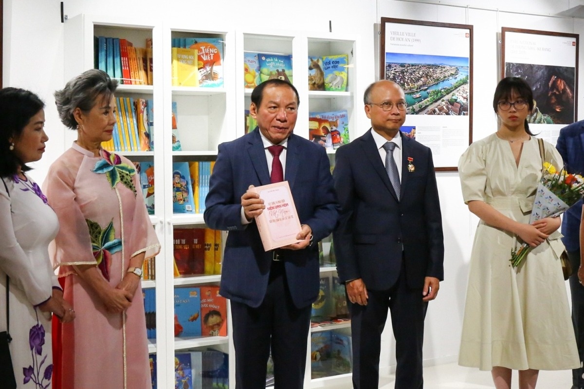 Bo VH-TT&DL trao tang cuon sach quy cua Tong Bi thu Nguyen Phu Trong hinh anh