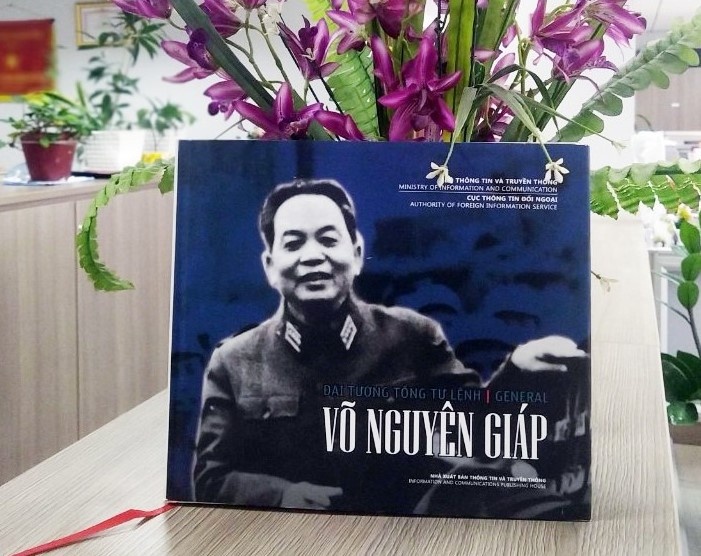 Cuon sach ve Dai tuong Vo Nguyen Gap do Tong Bi thu viet loi tua hinh anh