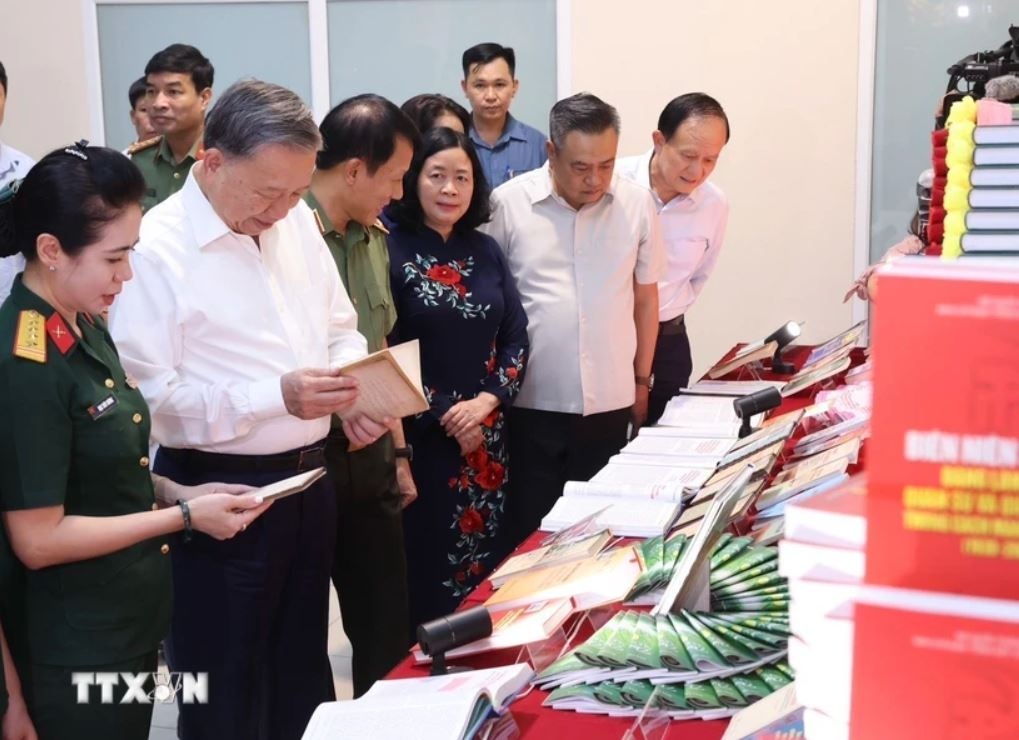 Chu tich nuoc To Lam anh 3