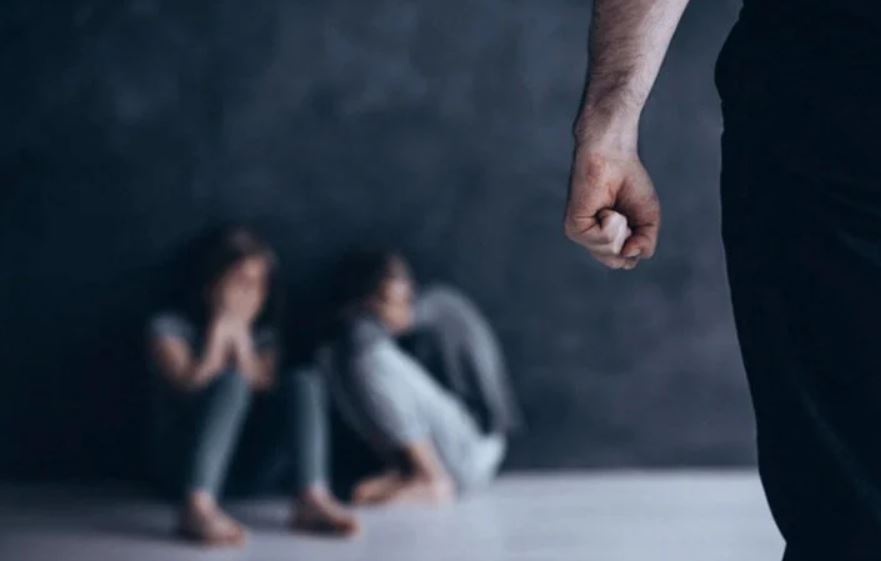 Bi bo danh, be gai 13 tuoi nhan tin len Tong dai Bao ve tre em hinh anh