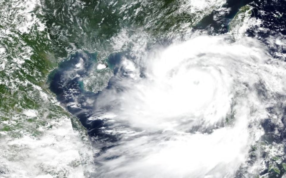 Sieu bao Yagi cach Quang Ninh 570 km, bien dong du doi hinh anh