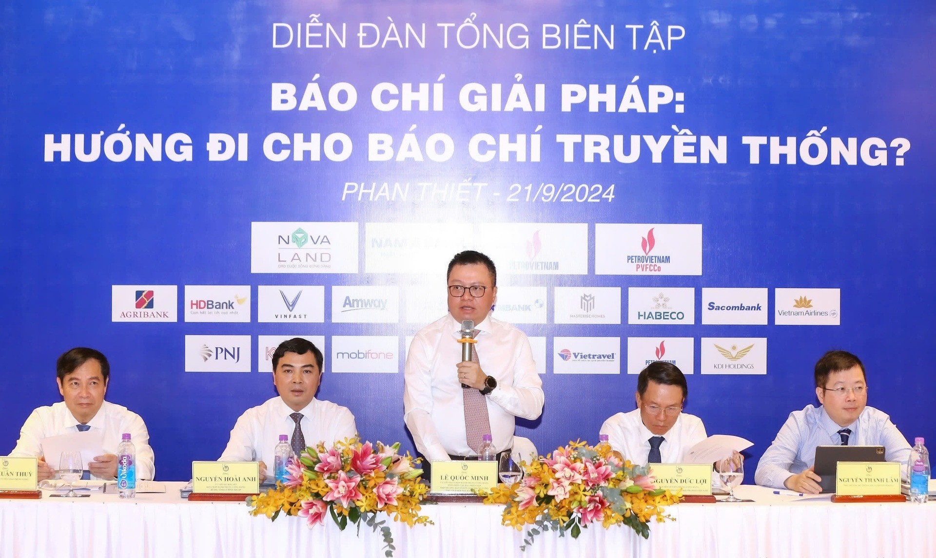 Gop phan thuc day su phat trien cua xa hoi voi bao chi giai phap hinh anh