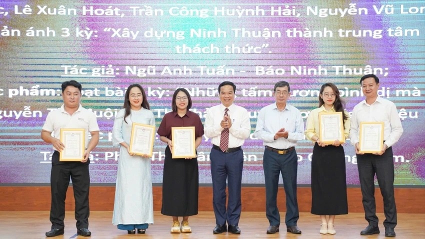 22 tac pham doat giai bao chi Nam Trung bo lan thu nhat hinh anh