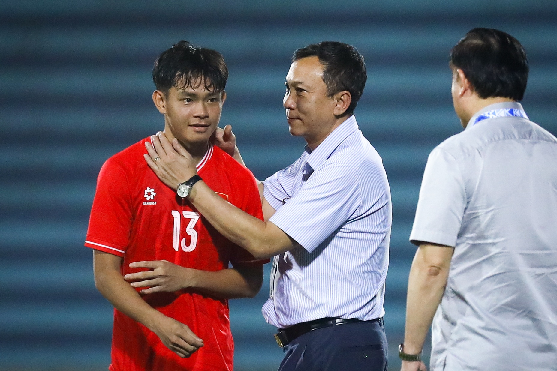 Phan ung cua sep VFF khi Vi Hao toa sang o 2 doi tuyen hinh anh