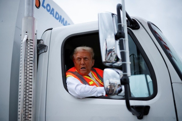 Ong Trump bat ngo xuat hien tren xe rac hinh anh