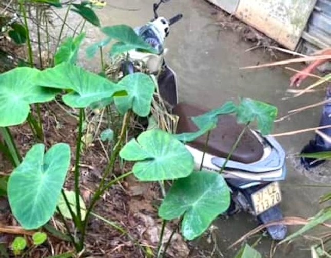 Di cuoi ban roi mat tich, nam thanh nien duoc tim thay o muong nuoc hinh anh