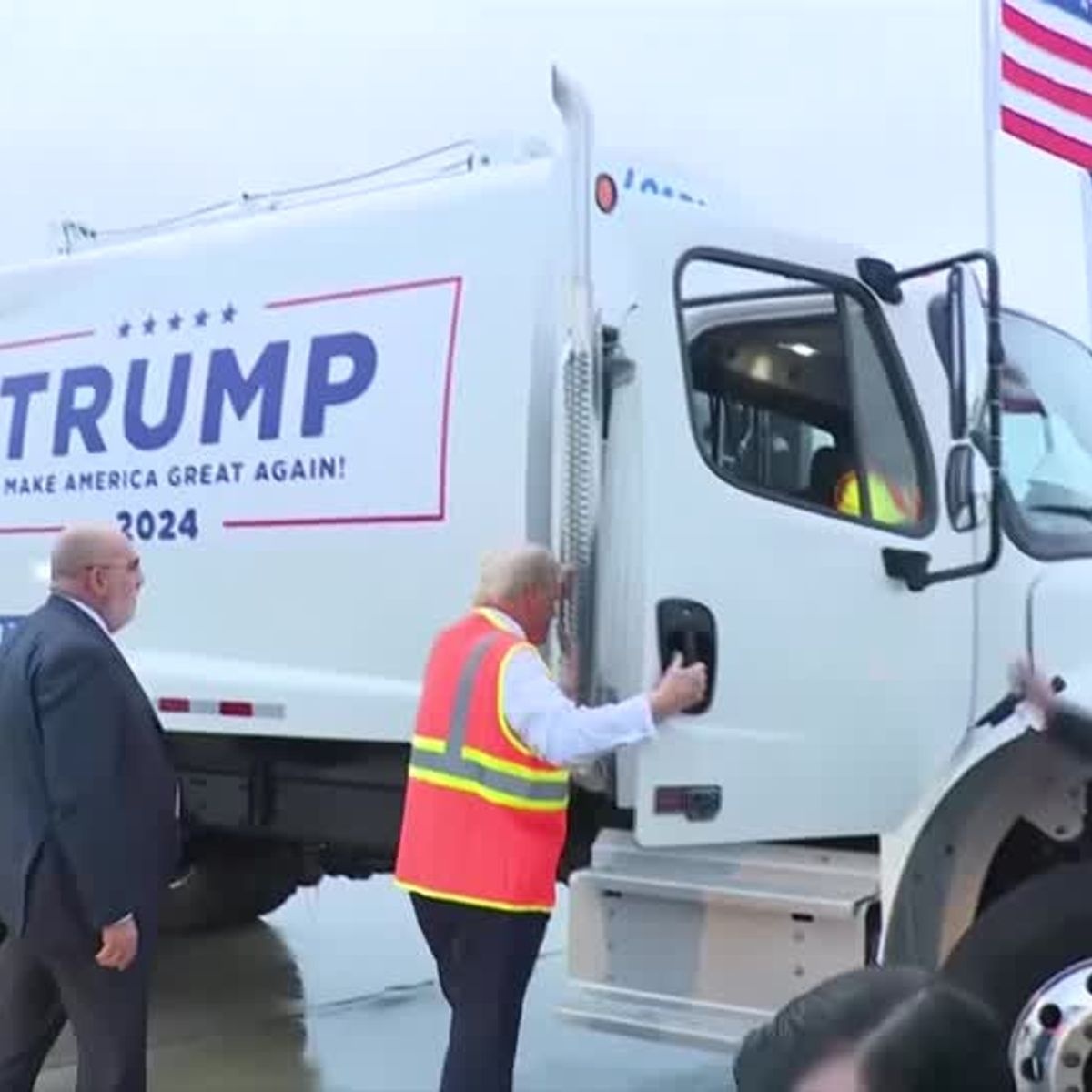 Ong Trump bat ngo xuat hien tren xe rac hinh anh