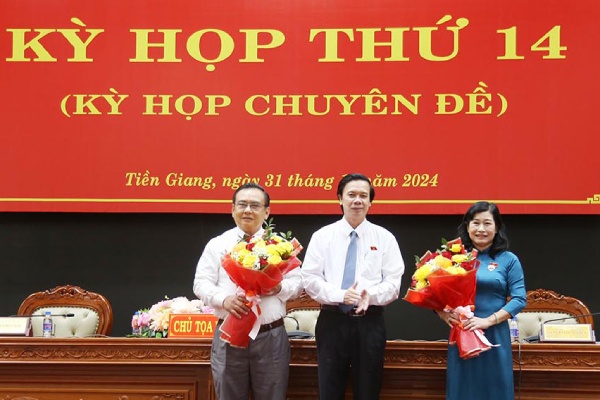 Ba Chau Thi My Phuong lam Chu tich Hoi dong nhan dan tinh Tien Giang hinh anh