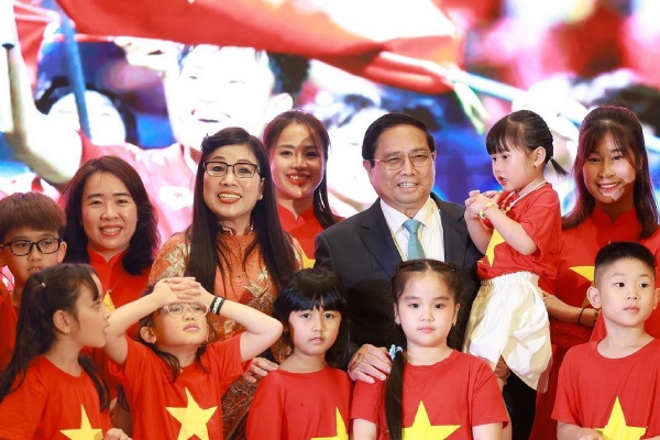 Thu tuong Pham Minh Chinh gap cong dong nguoi Viet Nam tai UAE hinh anh