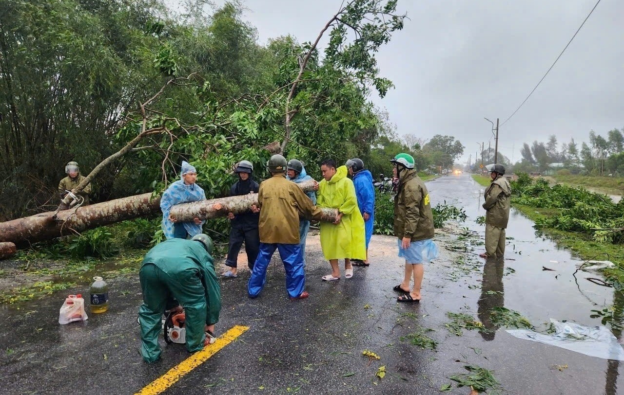 Bao Tra Mi vao dat lien, nhieu ho dan o Thua Thien Hue ket trong rung hinh anh