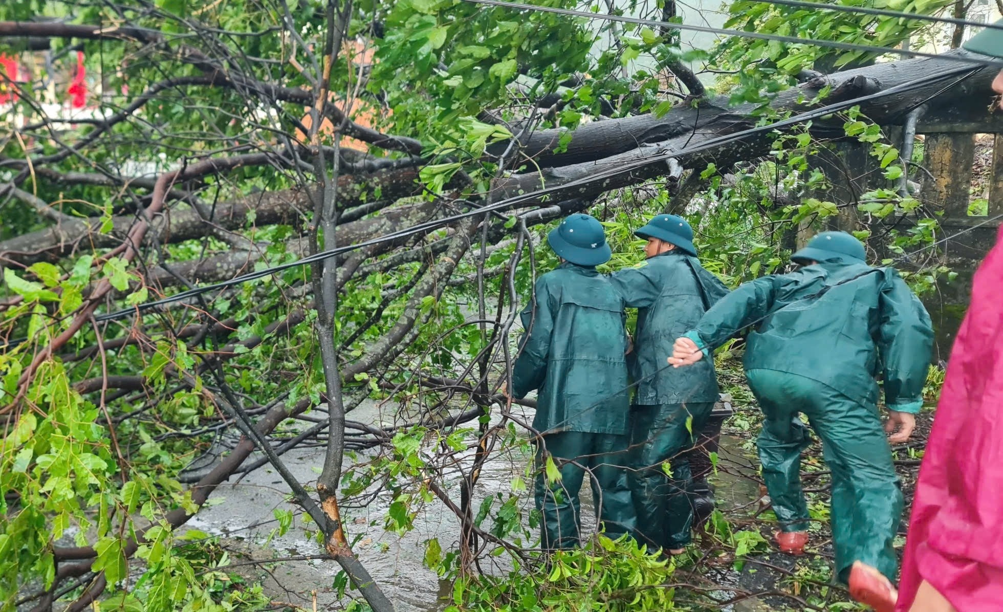 Cong an, quan doi giup dan khac phuc hau qua bao so 6 Tra Mi hinh anh