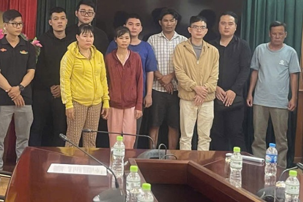 Triet pha nhom doi tuong lam gia con dau, chiem doat tai san ngan hang hinh anh